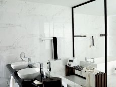 Łazienka w kolorze białym i czarnym