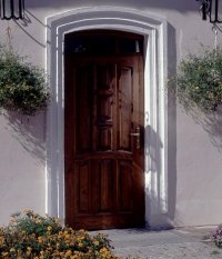 Grubsza konstrukcja drzwi zewnętrznych pozytywnie wpływa na parametry dotyczące izolacyjności cieplnej i akustycznej budynku.